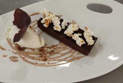 Recetario Tartaleta rellena de chocolate y praliné  con palomitas caramelizadas.